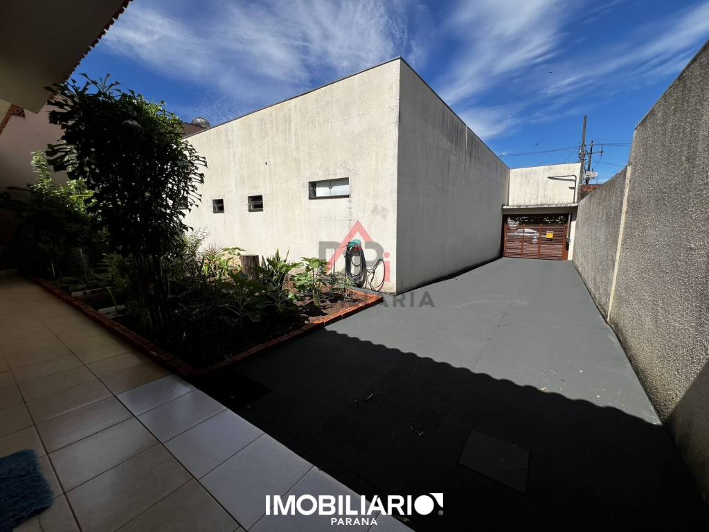 Entrada da garagem e fundos dos 2 salão comercial na frente