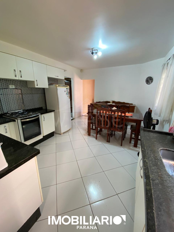 Cozinha com vista para sala de jantar