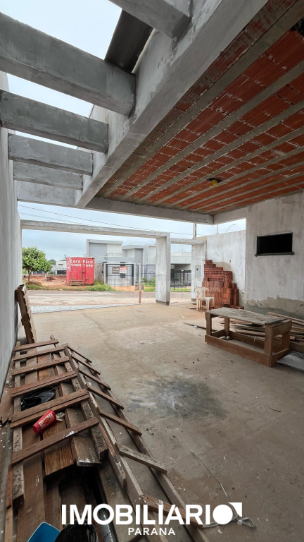 Detalhes na lateral da casa, com visão para garagem