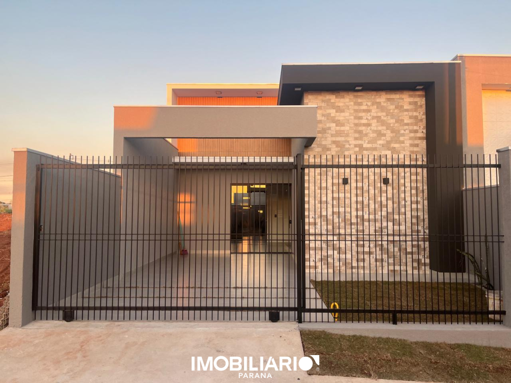 Fachada com portão fechado