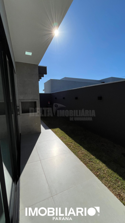 Churrasqueira localizada ao fundo, ao lado do gramado