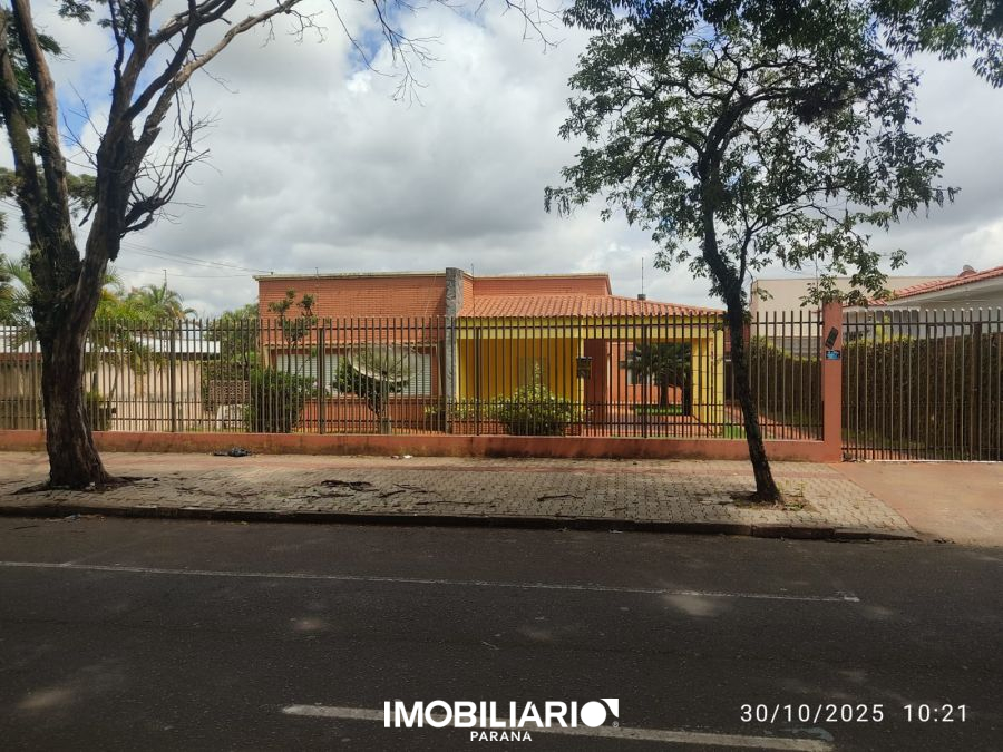 Residência para  alugar em Centro, Campo Mourão, com 3 quartos