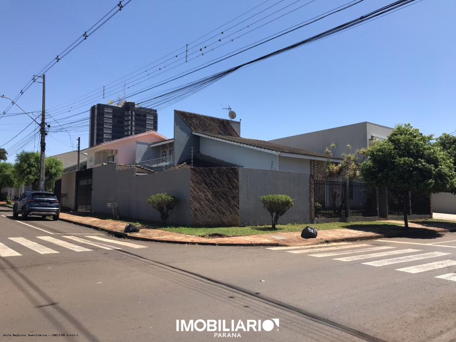 Residência para  venda em Centro, Campo Mourão, 350,00m², com 4 quartos