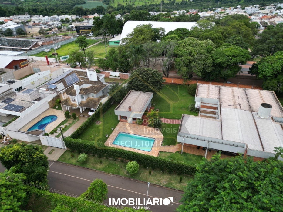 Residência para  venda em Centro, Campo Mourão, 2.100,00m², com 4 quartos